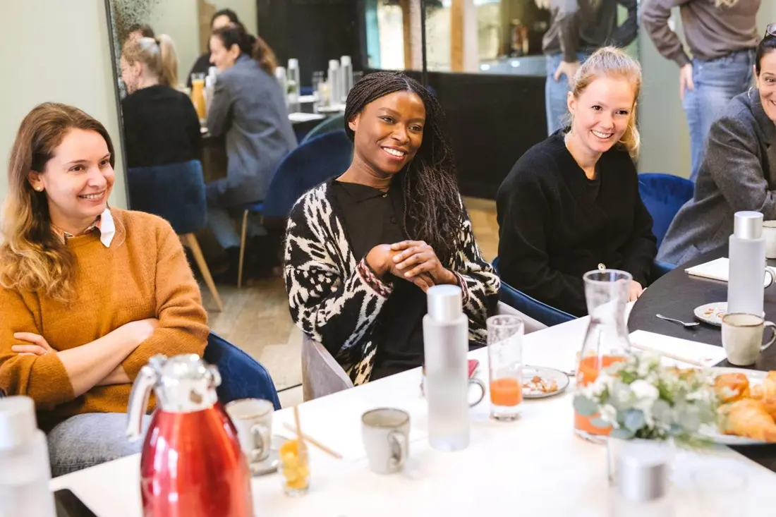 Dirigeantes souriantes autour d'une table lors d'un événement BOLD